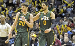 Cầu thủ 128 triệu đôla gãy gập chân trong hiệp mở màn NBA