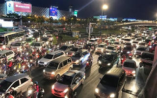 Hỗn loạn giao thông ở khu vực sân bay Tân Sơn Nhất