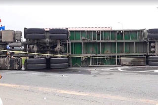 Xe container lật, đè chết 2 người đi xe máy