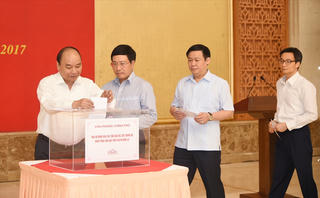 Lãnh đạo Chính phủ quyên góp ủng hộ đồng bào vùng lũ