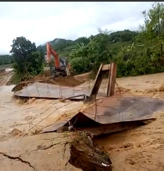 Thanh Hóa: Cầu bản Pùng bị nước cuốn trôi, 200 hộ dân rơi vào cô lập
