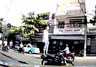 Đà Nẵng: Truy tìm nam thanh niên dùng chân điều khiển xe máy