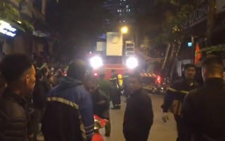 Cháy nhà hàng Bếp Mường, nhiều người mắc kẹt bên trong