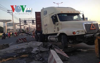 Tài xế ngủ gật, container lao vào dải phân cách