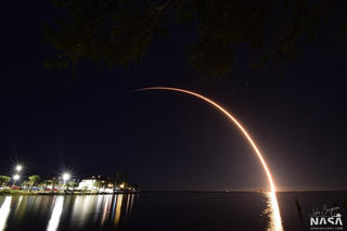 SpaceX phóng cùng một lúc 60 vệ tinh Starlink vào không gian