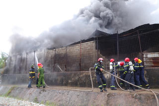 Cơ sở phế liệu bốc cháy dữ dội giữa trời mưa