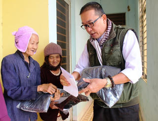 Trao gần 100 suất quà cho người nghèo xã Tam Đại