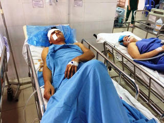 Vụ ‘taxi văng khỏi cầu’: 2 nạn nhân nguy kịch