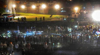 Đứng giữa đường ray xem pháo hoa, ít nhất 50 người bị tàu đâm chết