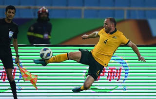 Dù bị HLV ‘bóc mẻ’, hậu vệ Australia vẫn khẳng định bóng chỉ chạm ngực 