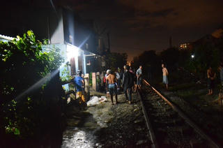 Ngồi thất thần giữa đường ray, người đàn ông bị tàu tông chết