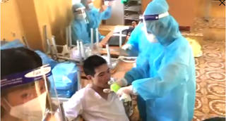 [VIDEO] Hình ảnh xúc động của chiến sĩ áo trắng trong trận chiến với Covid-19