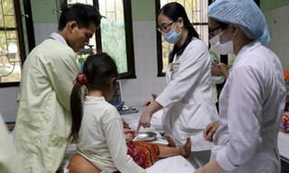 Hỗ trợ kinh phí cho ‘em bé mang khối u trên lưng hơn 10 năm’