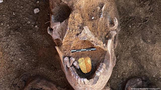 Kho báu dưới lòng đất: Cặp xác ướp 2.500 tuổi với chiếc lưỡi bọc vàng