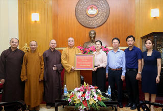Trung ương Giáo hội Phật giáo Việt Nam giúp đỡ nhân dân vùng lũ