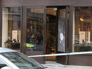 Vụ cướp táo tợn giữa phố mua sắm ở London