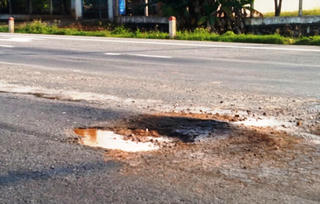 Quốc lộ 1A xuất hiện nhiều ổ gà tiềm ẩn nguy cơ tai nạn