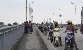 Con nhảy cầu chết đuối, cha xuống cứu bị mất tích