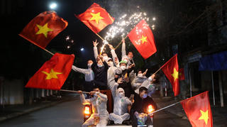Pháo hoa rực rỡ, người dân vỡ òa cảm xúc khi TP Chí Linh được gỡ phong tỏa