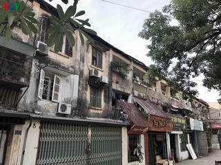 'Đội nón, mặc áo mưa' sống trong khu tập thể dột nát giữa Hà Nội