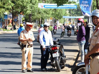 Tham gia giao thông dịp Tết, người đi xe máy hay mắc lỗi gì?
