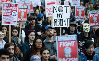 Dân Mỹ tuần hành ủng hộ và phản đối ông Donald Trump