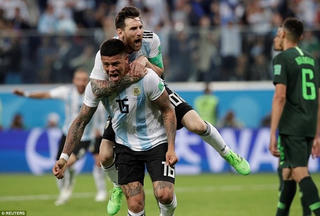 Tuyển Argentina lách khe cửa hẹp giành vé vào vòng knock-out