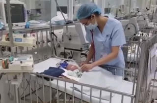 Sức khỏe bé trai mất bố mẹ trong vụ cháy gần BV Nhi Trung ương tiến triển tốt