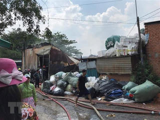 Cơ sở thu mua phế liệu giữa khu dân cư bốc cháy dữ dội