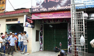Người đàn ông treo cổ trong tiệm cắt tóc