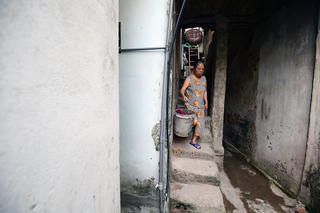 Sống trong những ngôi nhà chờ sập