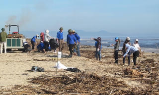 Ảnh: Dọn rác ở bờ biển Nhật Lệ