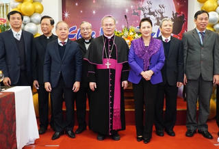 Chủ tịch Quốc hội Nguyễn Thị Kim Ngân chúc mừng Giáng sinh Tòa Tổng Giám mục Huế