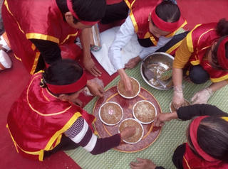 Sôi nổi hội thi giã bánh giầy, nấu chè kho