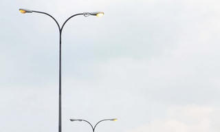 Nữ sinh ở Bình Phước bị đèn cao áp rơi trúng đầu lúc tan trường