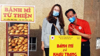 Những tủ bánh mì, khẩu trang miễn phí ấm lòng người nghèo ở Đà Lạt