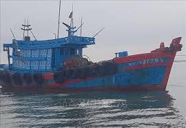 Quảng Bình: Xử phạt 2 tàu giã cào trái phép