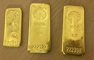 Lộ diện 3 thanh vàng giấu kín bên trong một chiếc tủ bếp cũ kỹ