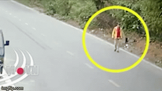 Phanh cháy lốp cứu người đàn ông nghi say xỉn chặn đầu xe xin tiền