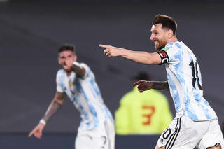 Messi lập siêu phẩm giúp Argentina thắng đậm Uruguay