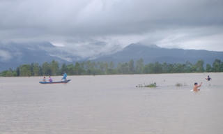 Quảng Bình: Bố và con gái mất tích khi đi thả lưới