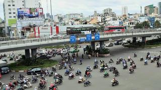 TP.HCM: Cho phép xe máy chạy lên cầu vượt Hàng Xanh
