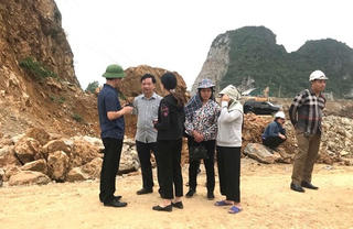 Bàn giao thi thể công nhân bị đất đá vùi lấp cho gia đình