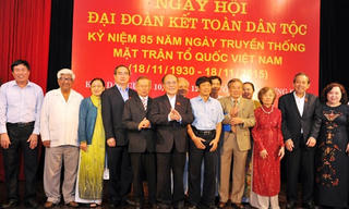 Chủ tịch QH Nguyễn Sinh Hùng dự ngày hội đại đoàn kết liên khu dân cư phường Trần Hưng Đạo