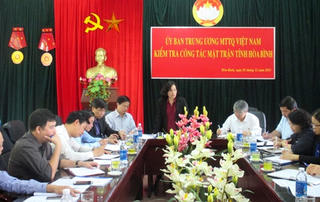 Phó Chủ tịch Bùi Thị Thanh kiểm tra công tác Mặt trận tại Hòa Bình