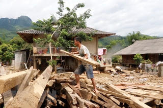 Mưa lớn làm sập đổ nhà dân ở Yên Bái, Quốc lộ 70 lại sạt lở