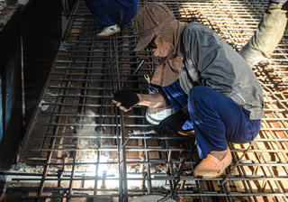 Sau 2 tháng chậm tiến độ, cầu vòm sắt vượt hồ Linh Đàm giờ thế nào?