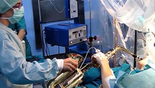 Bệnh nhân thổi kèn trong ca mổ não 12 tiếng