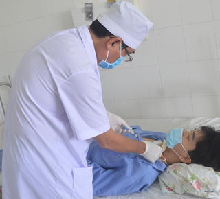 Cần Thơ: Bị đứt đôi khí quản được cứu sống may mắn