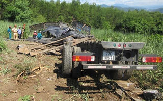 Xe chở thép lao xuống ruộng, 3 người trên cabin bị đè chết